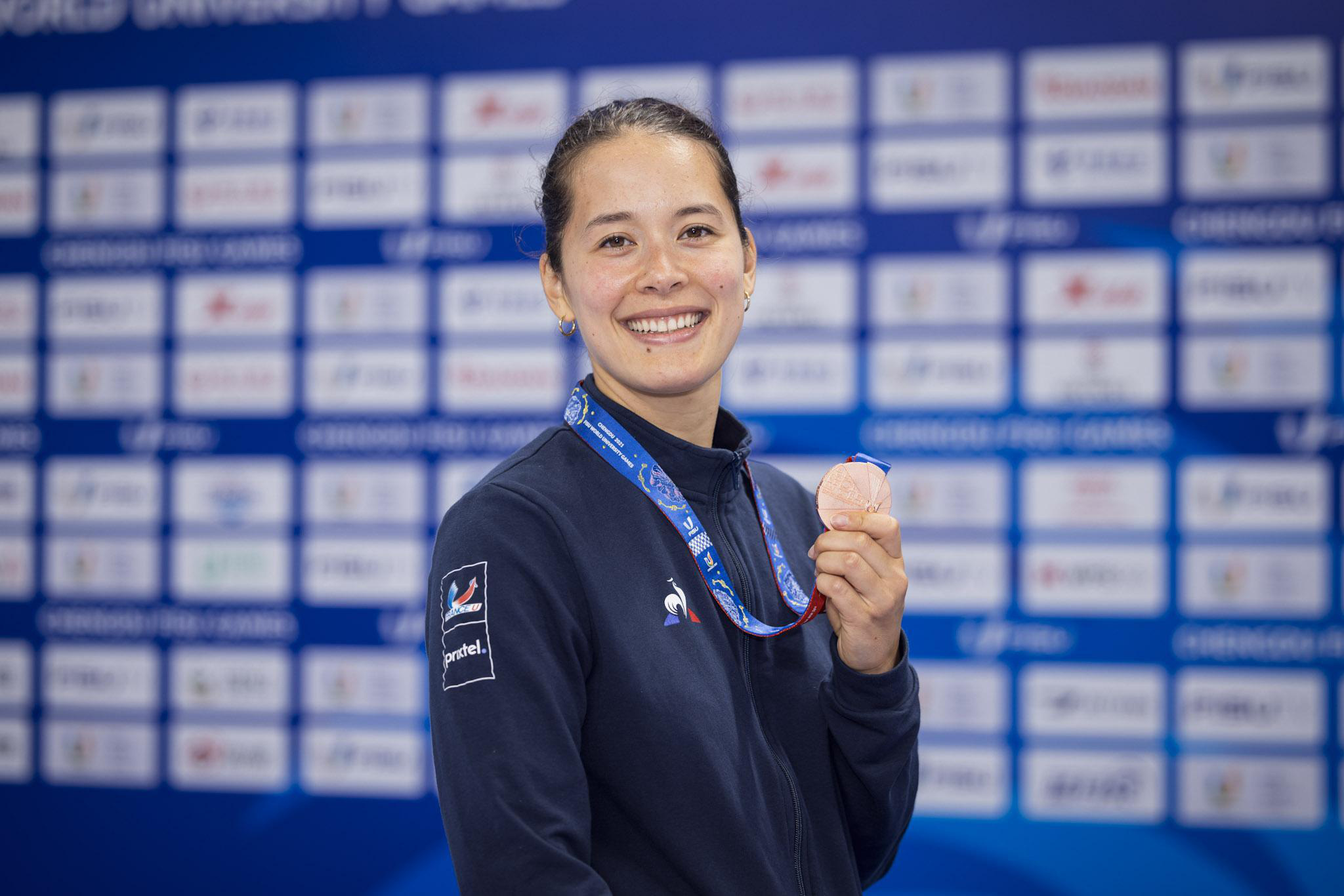Malina Vongsavady, escrime sabre, avec une médaille.