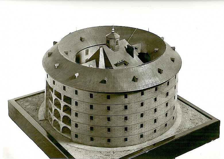 Modell des Narrenturms: ein fünfgeschoßiger Rundbau mit Innenhof, an den mittig ein Trakt anschließt.