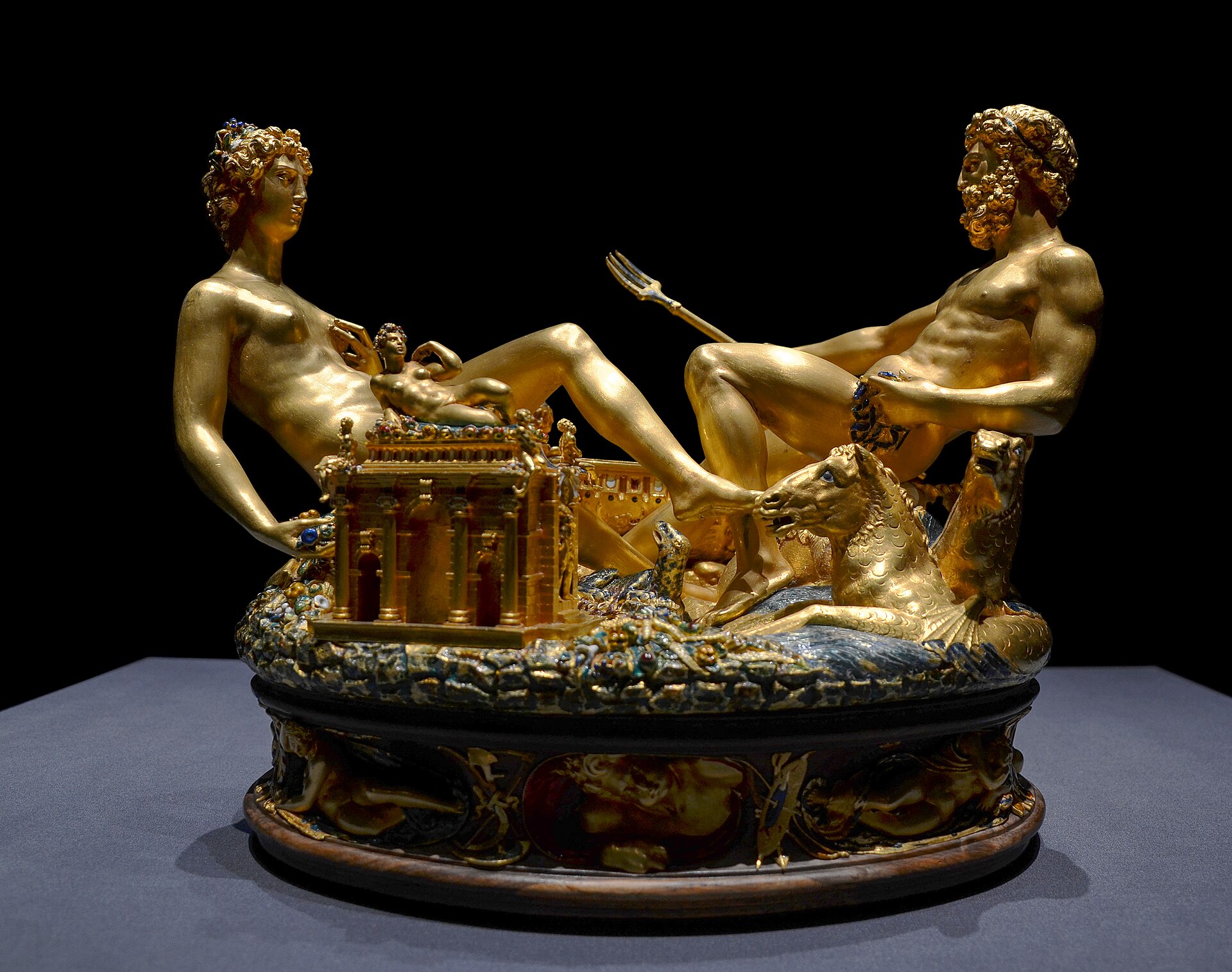 Die goldene Saliera von Benvenuto Cellini mit den liegenden Figuren von Meer und Erde.