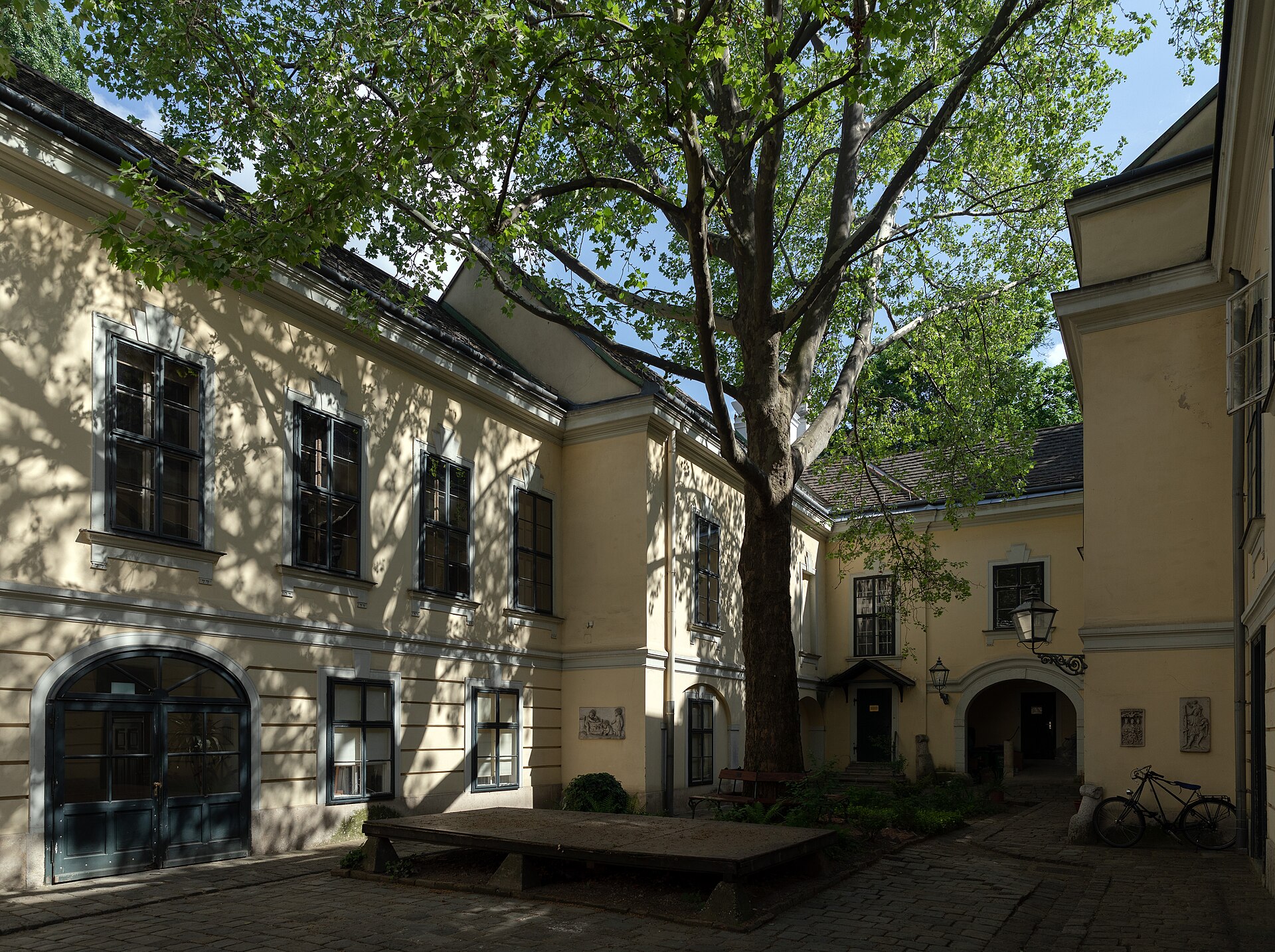 Trinken durch den Henkel: der Kurbecher im Volkskundemuseum Wien