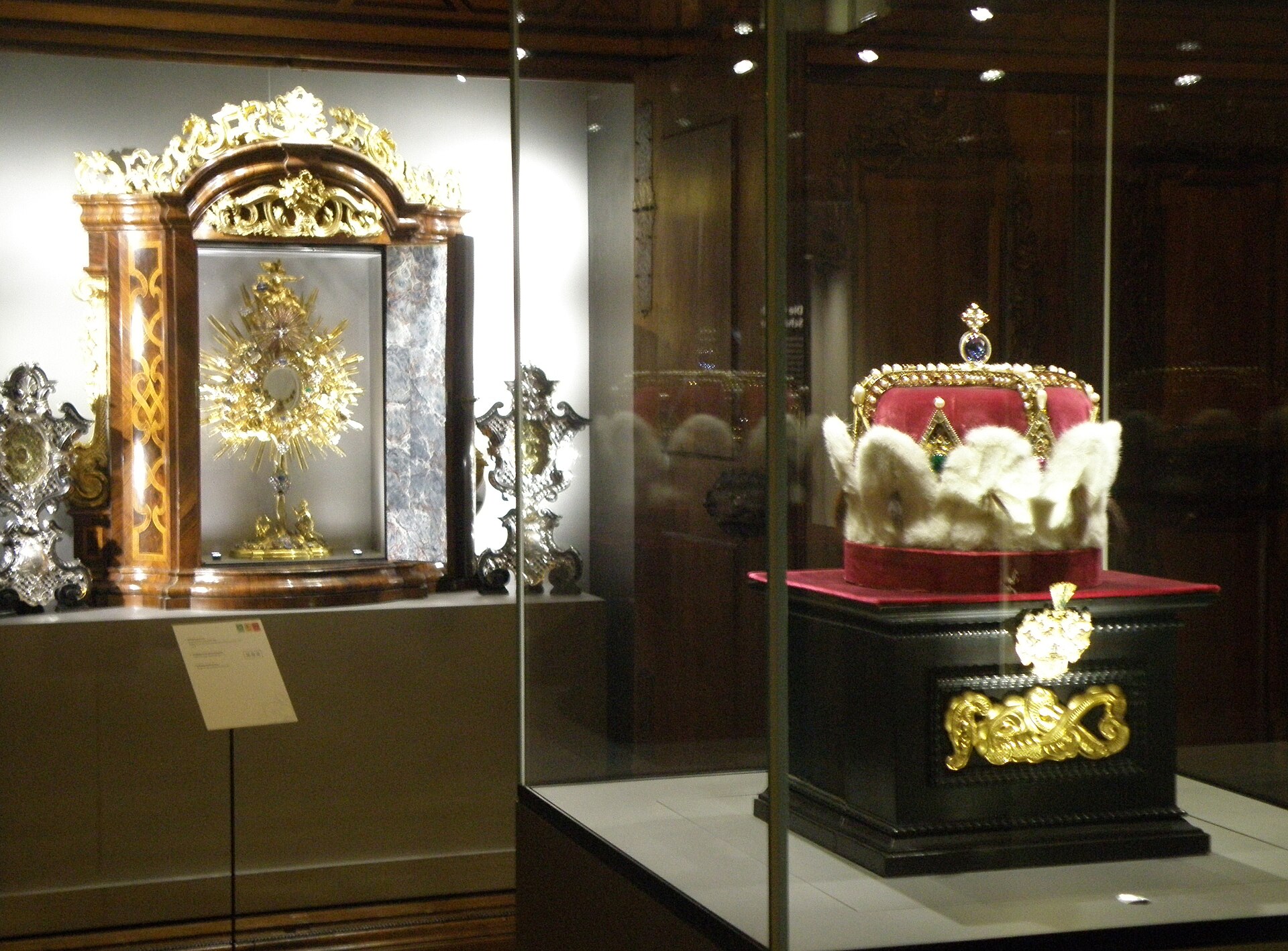 Der österreichische Erzherzogshut neben der Schleiermonstranz in der Schatzkammer des Stifts Klosterneuburg.