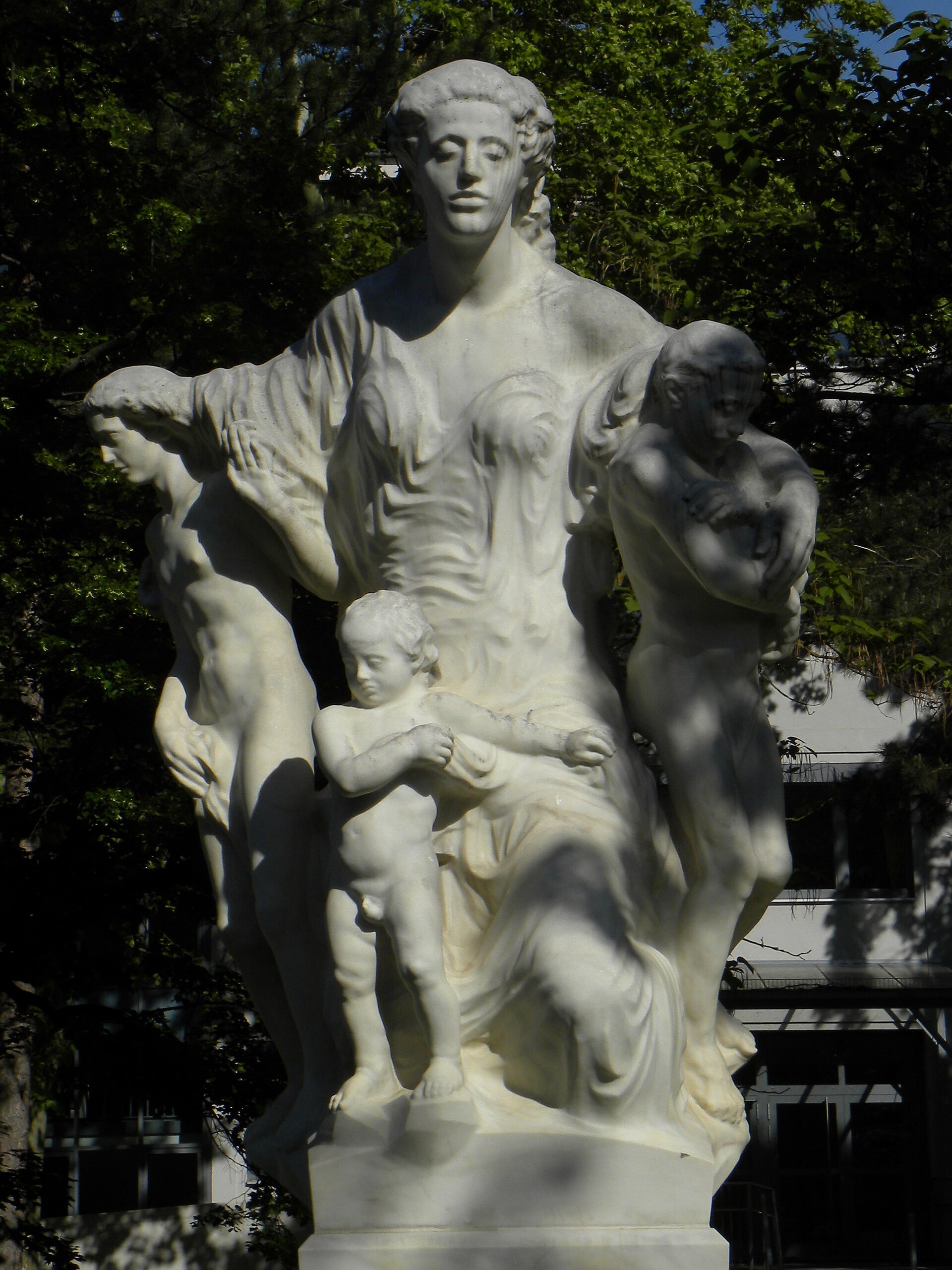 Der Magna-Mater-Brunnen von Anton Hanak in Wien-Mauer mit der Mutterfigur.
