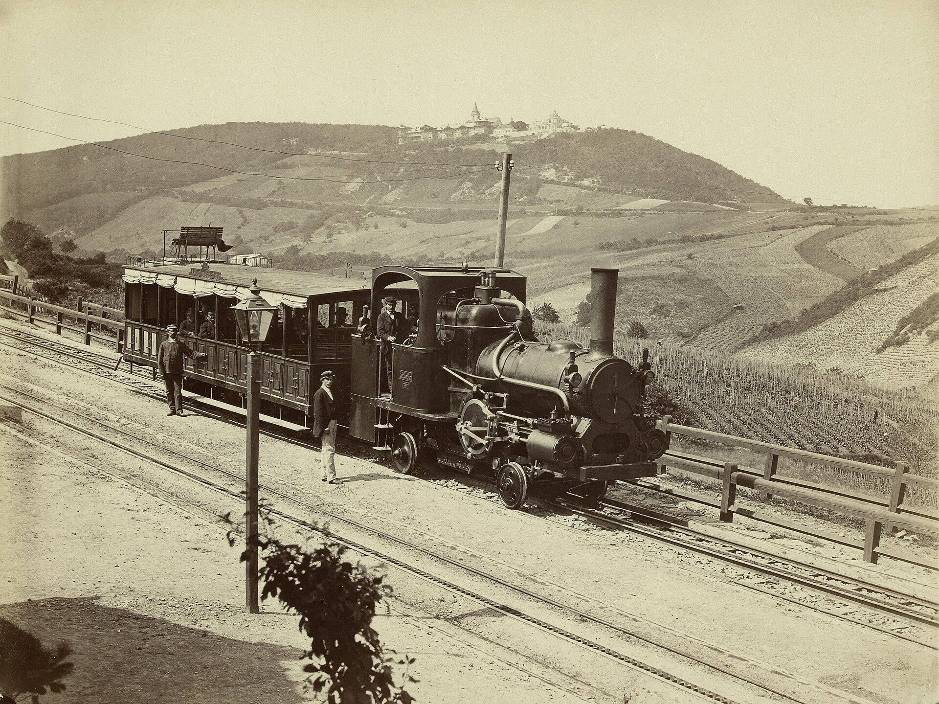 Historische Aufnahme eines Zuges der Kahlenberger Zahnradbahn in der Station Grinzing.