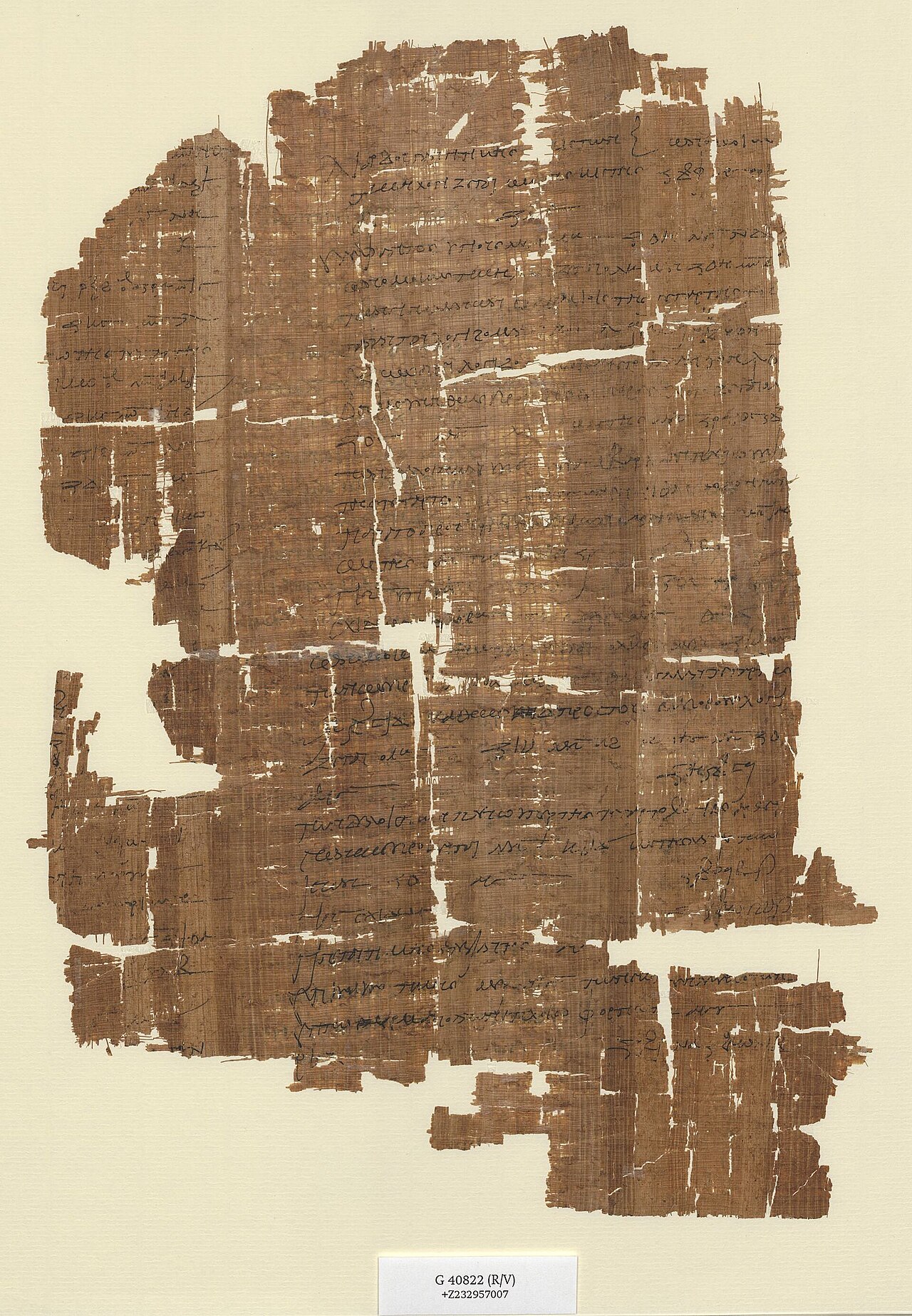 Die Rückseite des Muziris-Papyrus mit griechischem Text, der die Verzollung einer Schiffsladung aus Indien abrechnet.