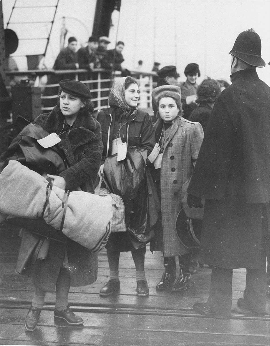 Historisches Foto jüdischer Flüchtlingskinder eines Kindertransports bei der Ankunft in Großbritannien.