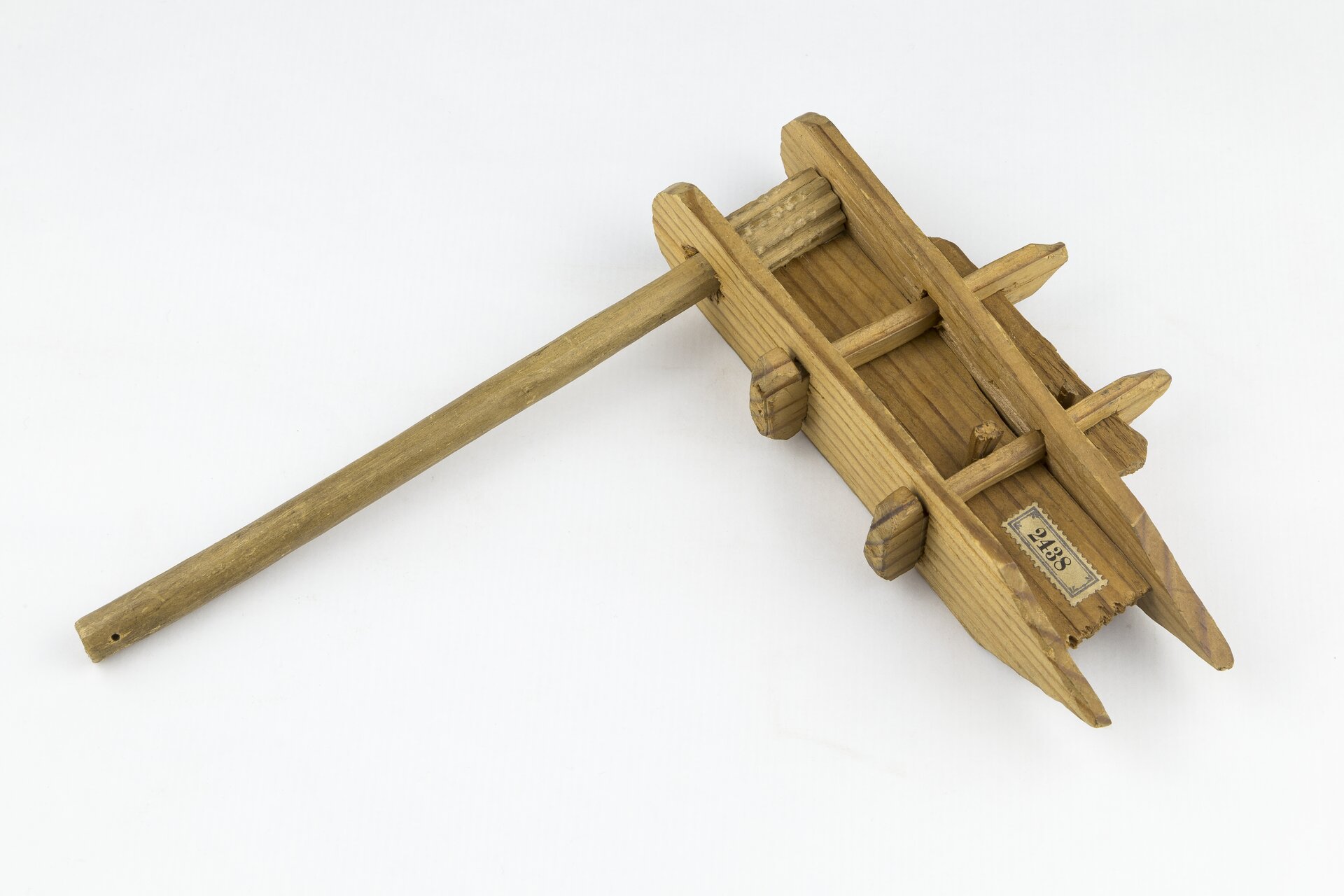 Hölzerne Purim-Ratsche (Gragger) aus Osteuropa, um 1900, aus der Sammlung des ersten Jüdischen Museums Wien.