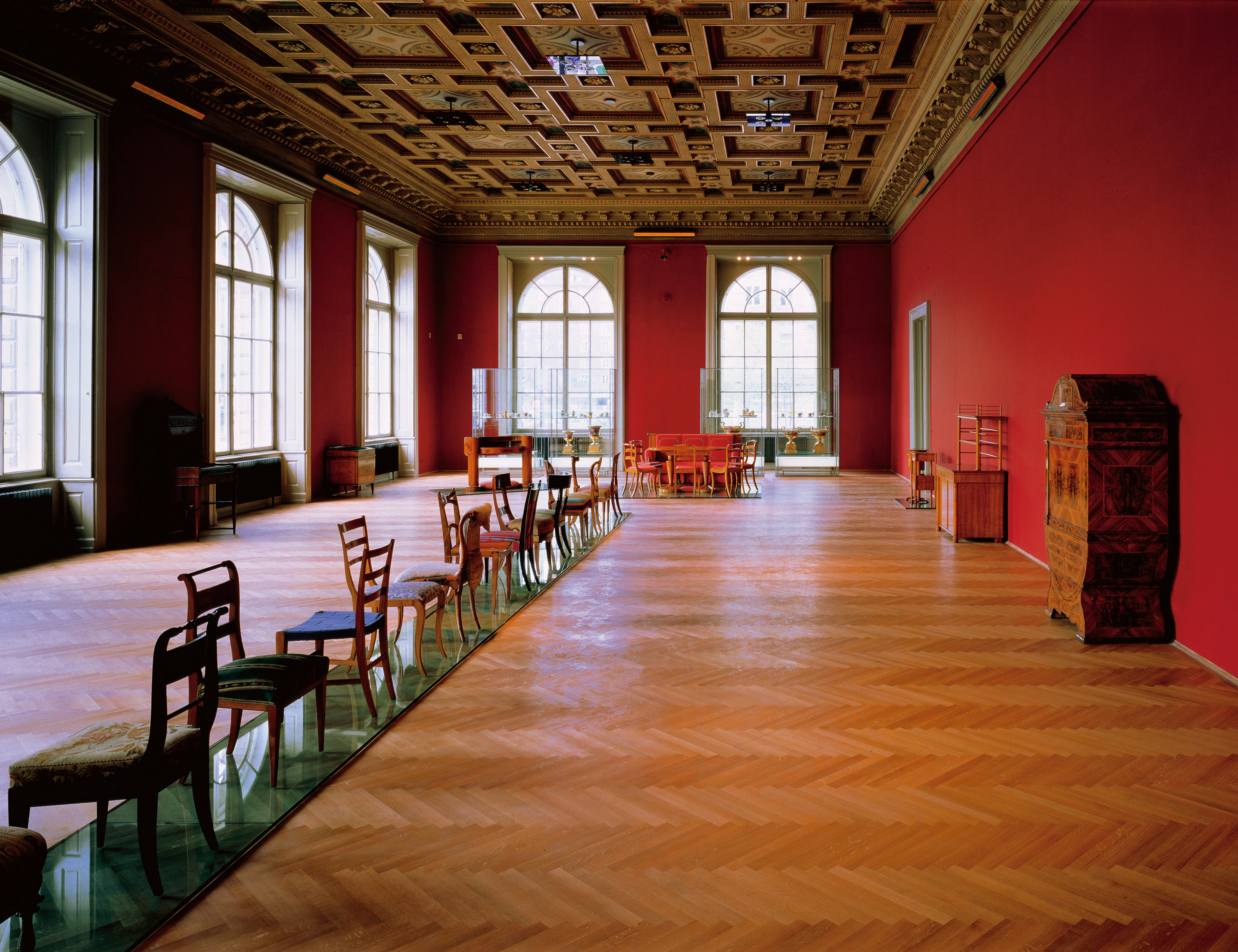 Blick in den Schausammlungsraum Empire Biedermeier des MAK, den Jenny Holzer in der kirschroten Farbe des Biedermeier-Kanapees gestalten ließ.