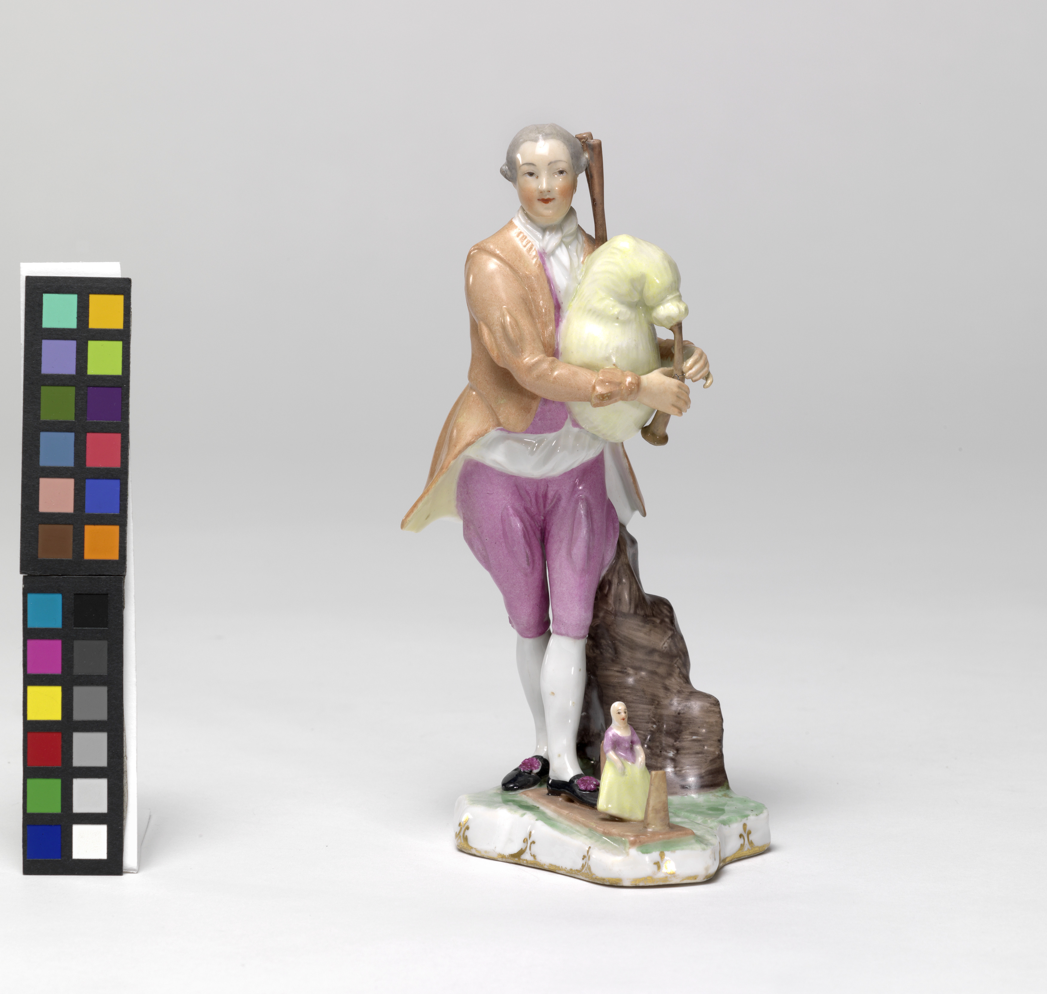 Bemalte Porzellanfigur eines Dudelsackpfeifers aus der Wiener Porzellanmanufaktur, um 1760, Wien Museum.