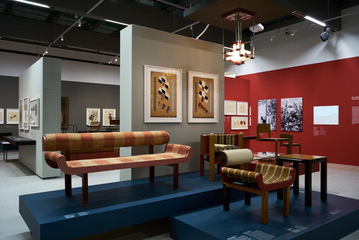 Blick in die Ausstellung „Atelier Bauhaus, Wien“ im Wien Museum MUSA mit Möbeln und Entwürfen aus dem Atelier von Friedl Dicker und Franz Singer.