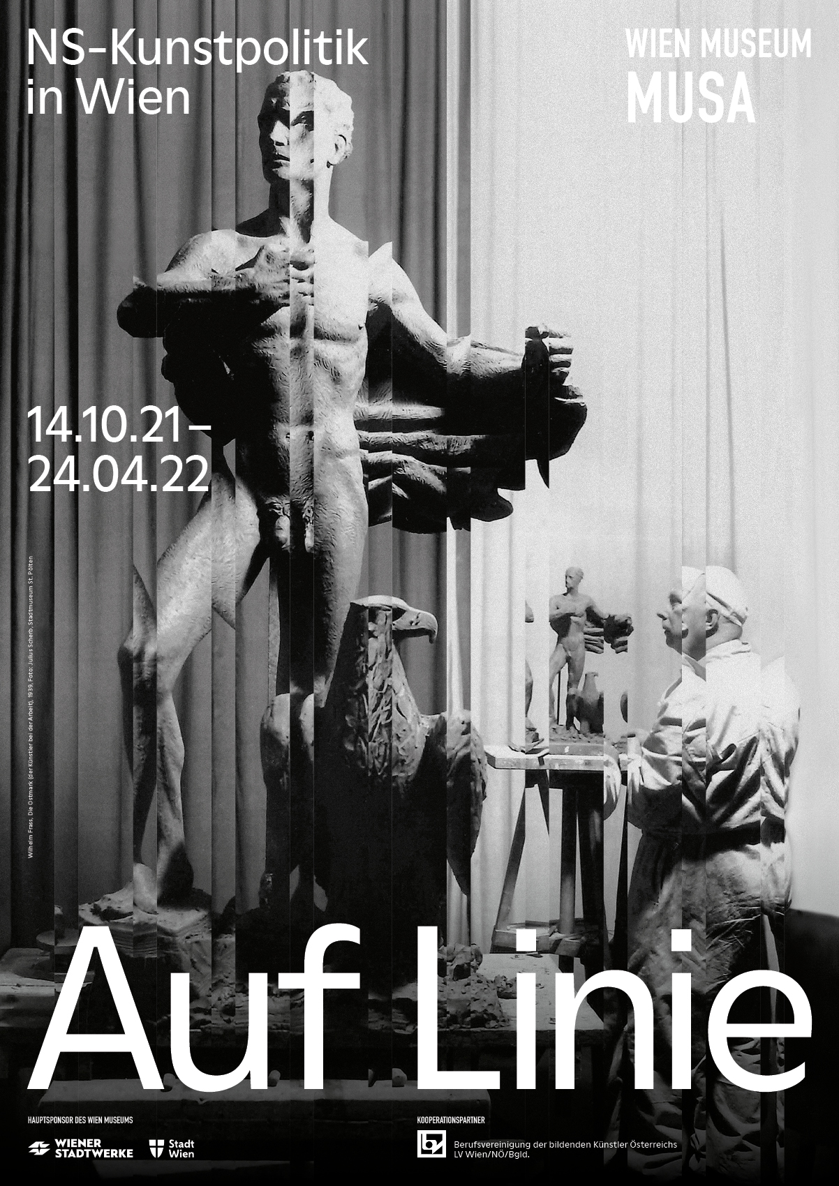 Ausstellungsplakat „Auf Linie. NS-Kunstpolitik in Wien“ mit einer historischen Fotografie von 1939, die Wilhelm Frass bei der Arbeit an seiner Gipsskulptur „Die Ostmark“ zeigt.