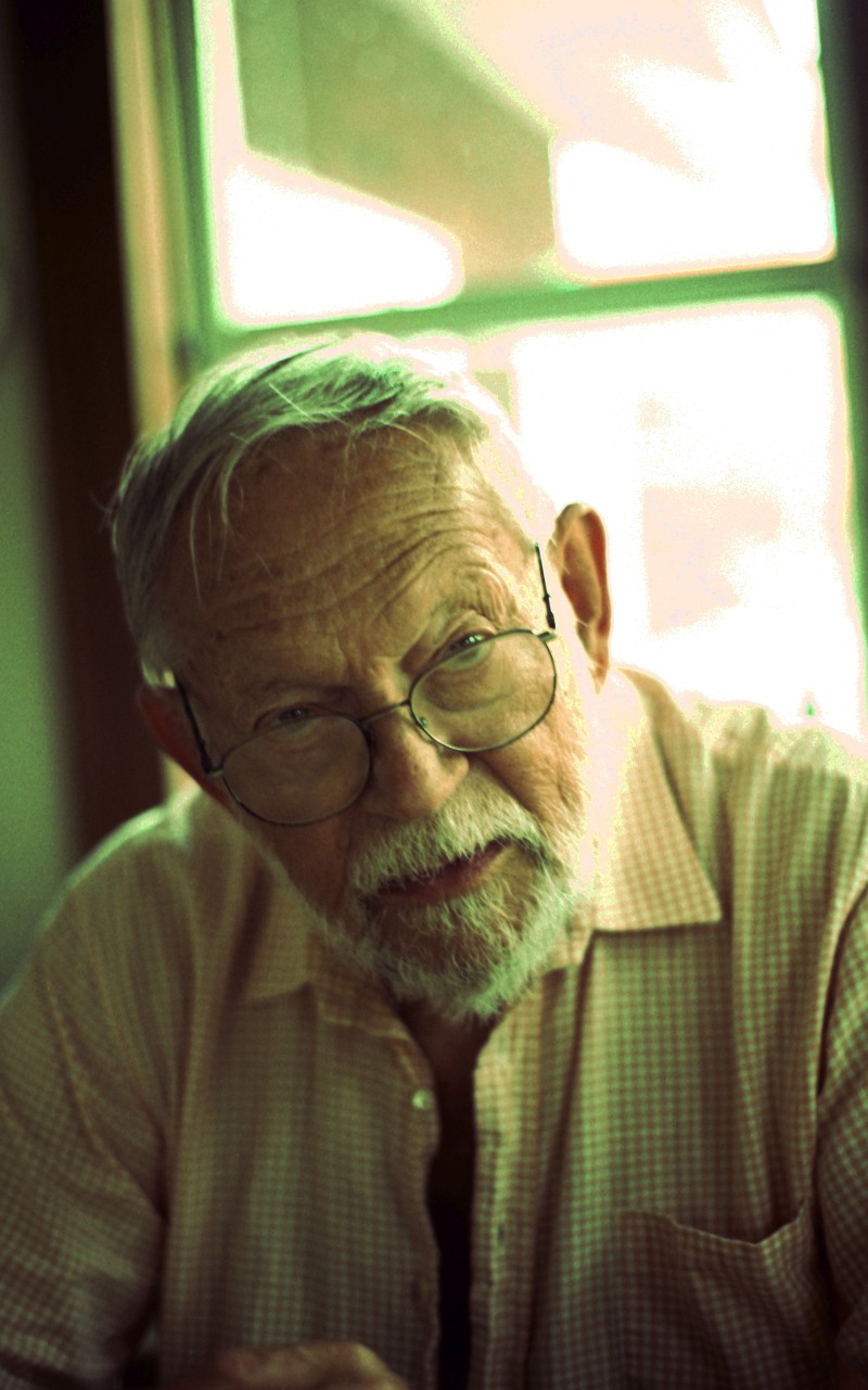 Porträt des Filmkurators Amos Vogel (1921–2012), Gründer des New Yorker Kinoclubs Cinema 16, dessen Privatbibliothek das Österreichische Filmmuseum als Amos Vogel Library verwahrt.