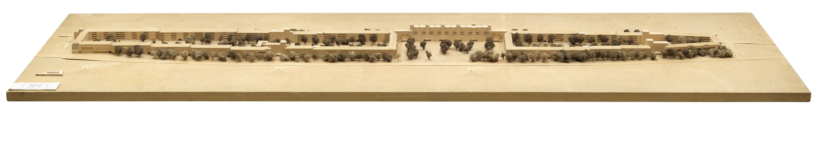 Architekturmodell der langgestreckten Wohnhausanlage Karl-Marx-Hof mit Ehrenhof, Türmen und Torbögen.