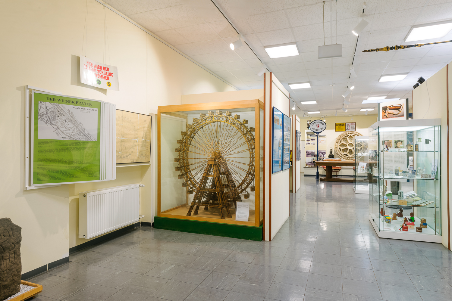 Blick in die Dauerausstellung des Bezirksmuseums Leopoldstadt, links das mannshohe Riesenrad-Modell aus abgebrannten Zündhölzern.