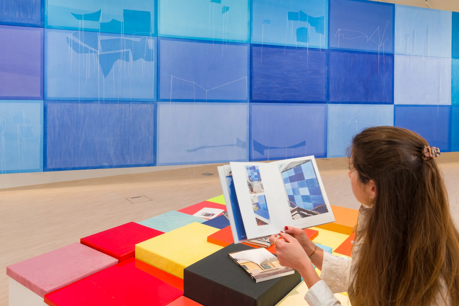 Ausstellungsansicht von Frenzi Riglings Schau „Über das“ in der Landesgalerie Niederösterreich in Krems mit ihren textilen Arbeiten im Raum.