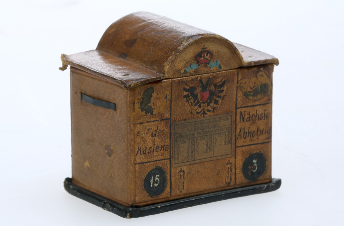 Damenspende eines Wiener Postballs um 1890: ein aufklappbarer Miniatur-Stadtbriefkasten aus braunem Leder aus dem Postarchiv des Technischen Museums Wien.