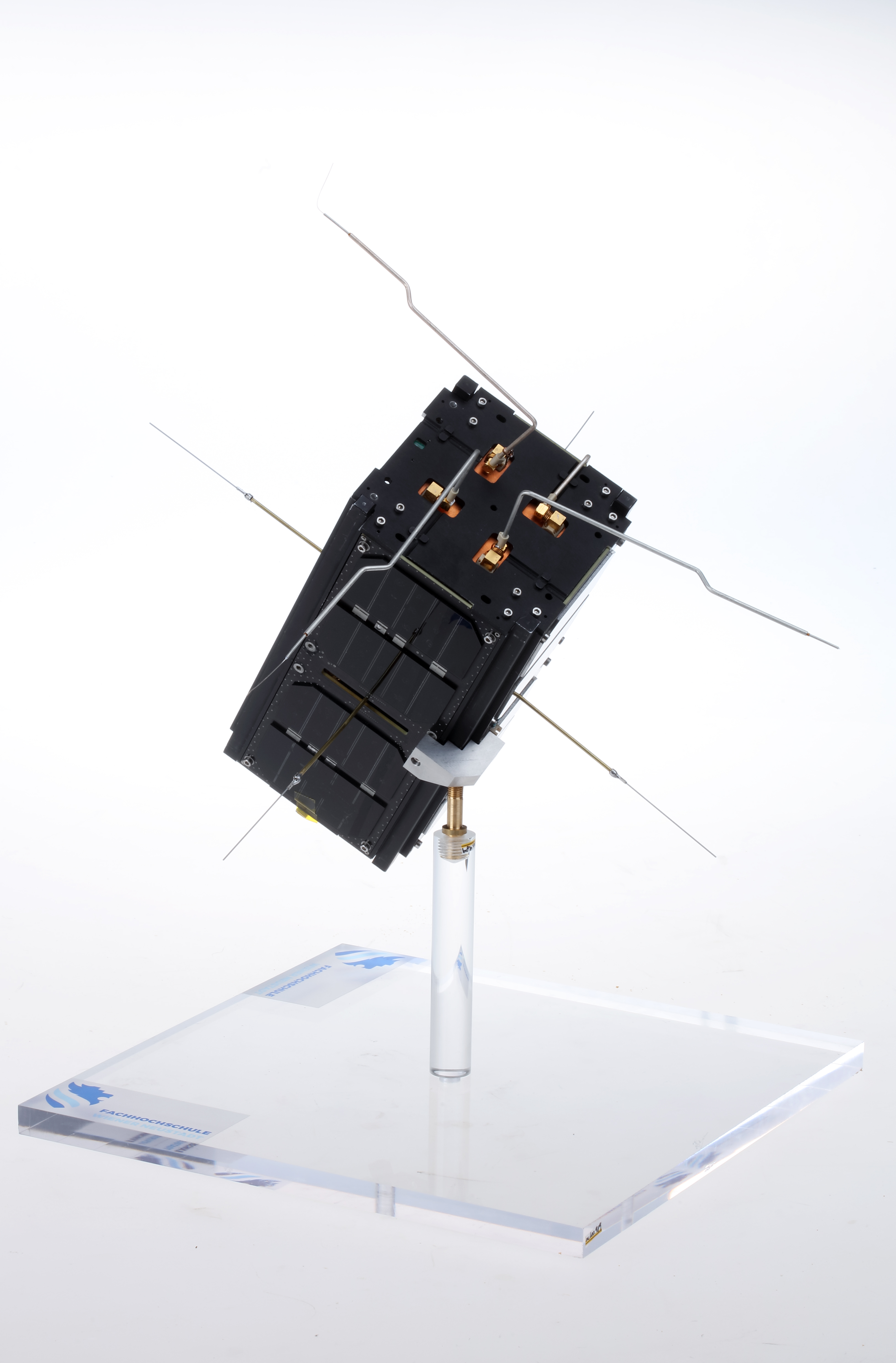Der CubeSat Pegasus, ein quaderförmiger Kleinsatellit von zehn mal zehn mal zwanzig Zentimetern, aus der Raumfahrt-Ausstellung des Technischen Museums Wien.