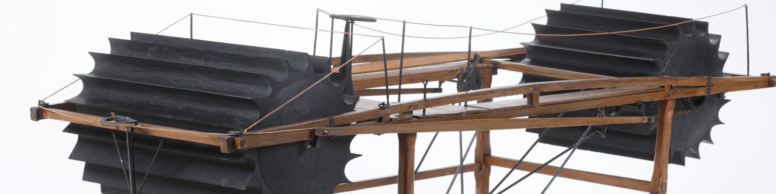 Modell des selbstfahrenden Stromschiffs nach Josef Ressel mit Schaufelrädern an Bug und Heck im Technischen Museum Wien.