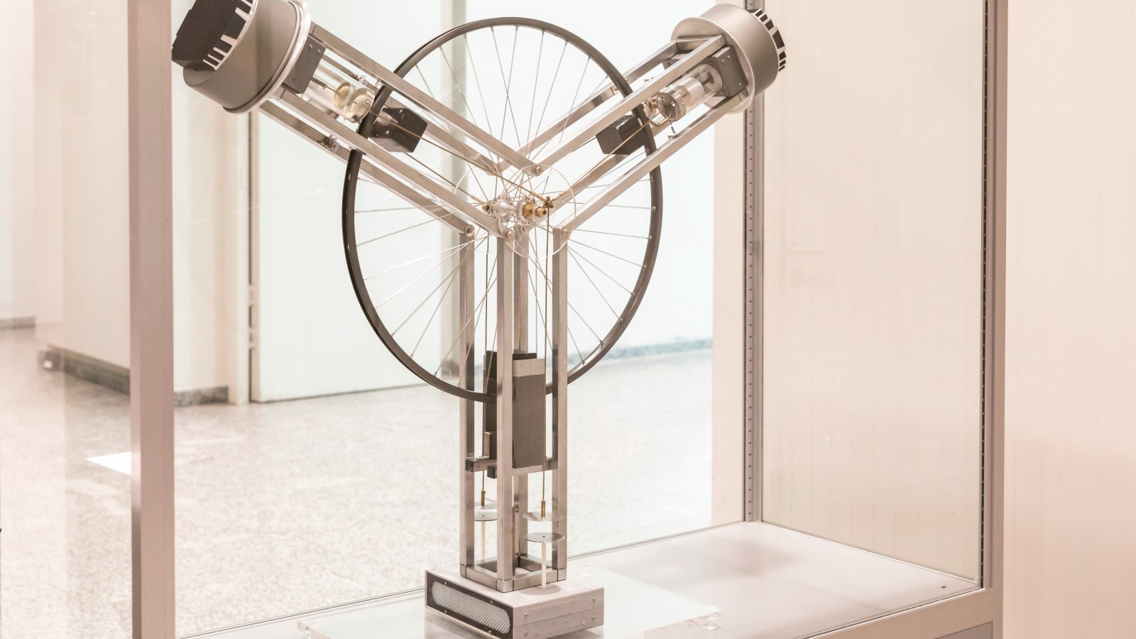 Das Perpetuum mobile von David E. H. Jones, ein sich drehendes Rad im Glaskasten, im Technischen Museum Wien.