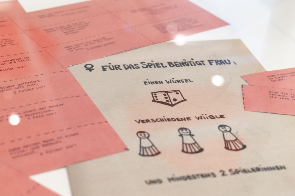 Der in der feministischen Zeitschrift „Orgon“ 1985 abgedruckte Spielplan des Brettspiels „Liebesdienste“ mit den roten Kärtchen, Sammlung Haus der Geschichte Österreich.
