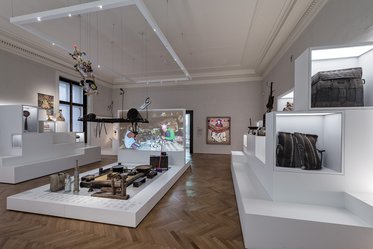 Blick in den Saal „Ein Dorf in den Bergen“ der Schausammlung des Weltmuseums Wien, in dem Hit Man Gurungs Gemälde hängt.