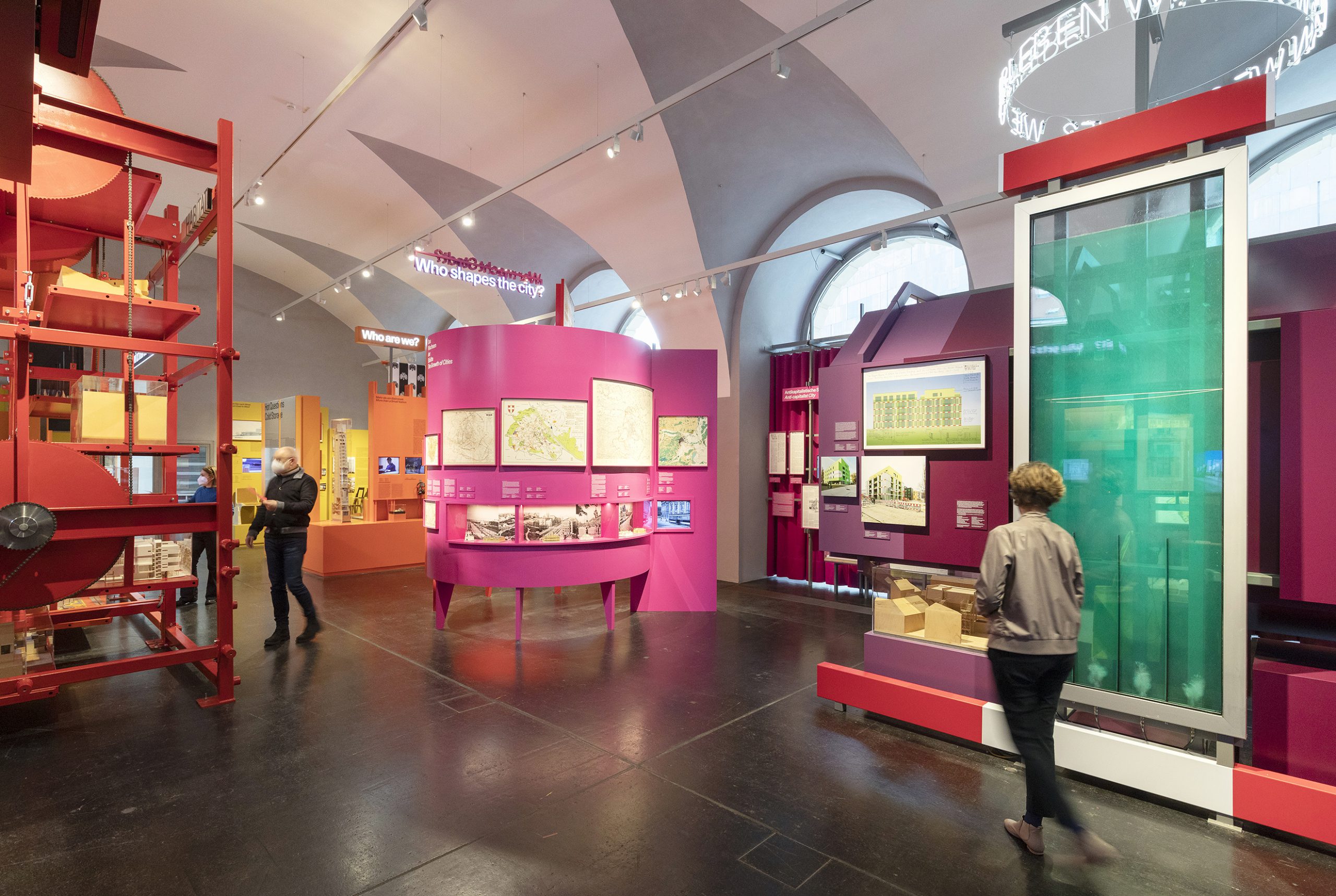 Blick in die Schausammlung „Hot Questions – Cold Storage“ im Architekturzentrum Wien mit Vitrinen, Modellen und Plänen aus der Sammlung.