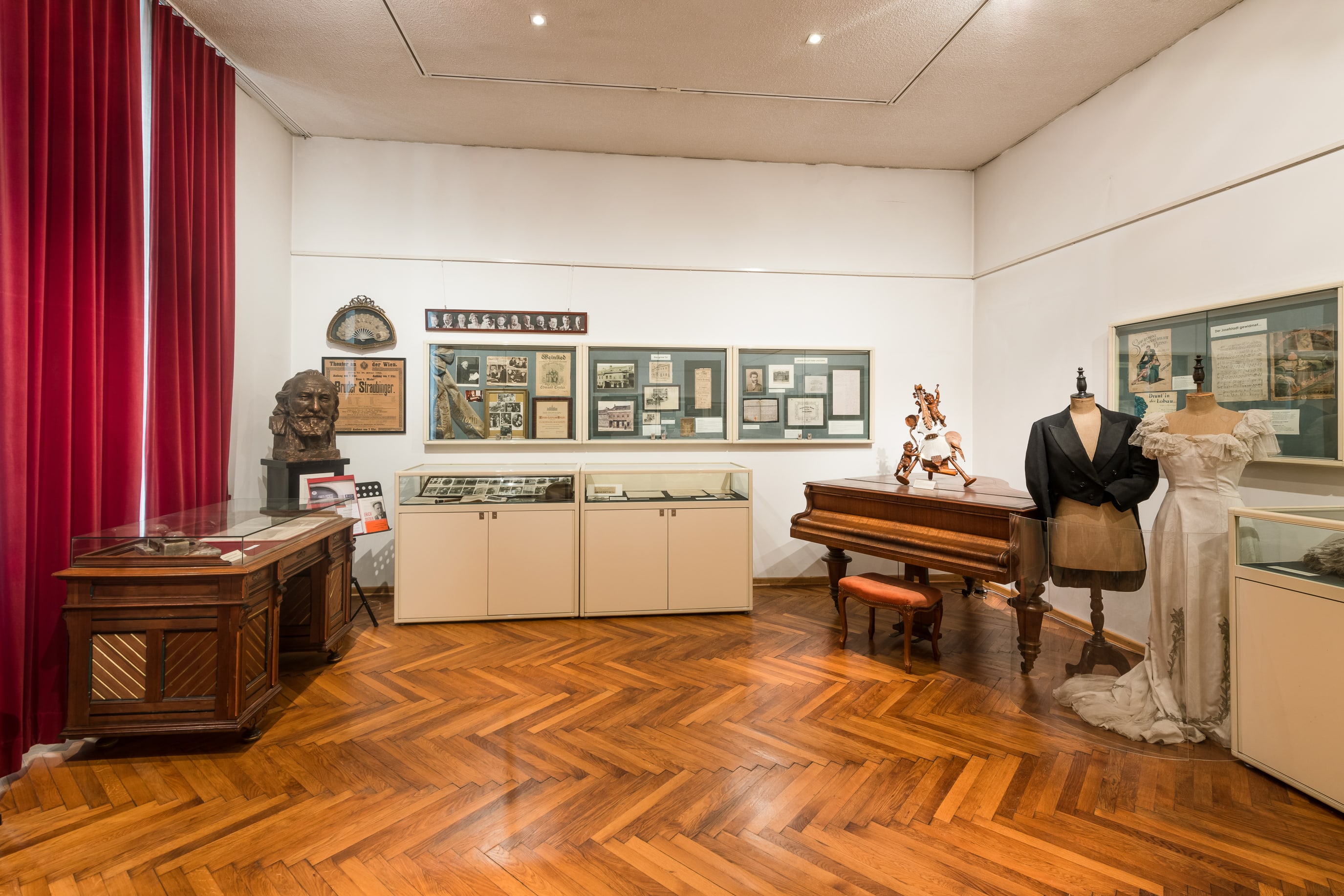 Blick in den Dauerausstellungsraum mit Schwerpunkt Theater und Musik im Bezirksmuseum Josefstadt, in dem der Bösendorfer-Flügel aus dem Besitz Franz von Suppès steht.