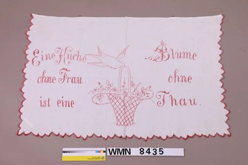 „Am häuslichen Herd sei Glück dir beschert“ – gestickte Klischees um 1900 – Weinviertler Museumsdorf Niedersulz