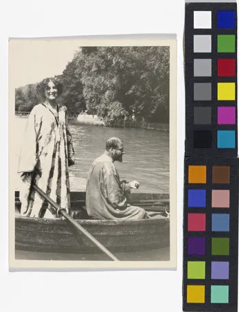 Gustav Klimt und Emilie Flöge in einem Ruderboot auf dem Attersee, 1909.
