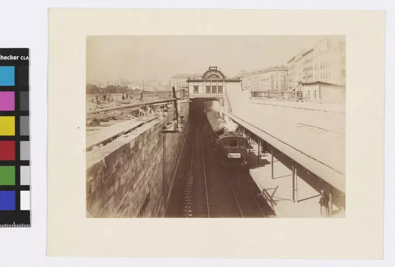 Stadtbahnstation Karlsplatz mit Otto-Wagner-Pavillon und Stationseinschnitt, Fotografie vom 16. September 1899.