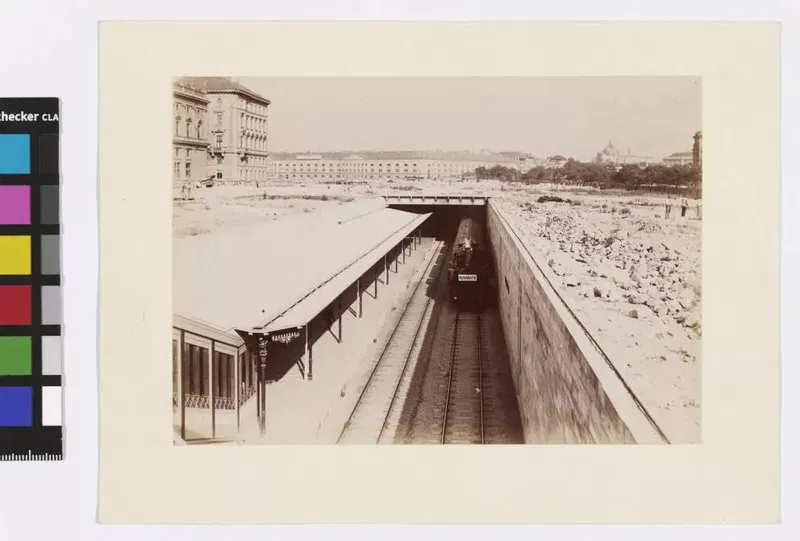 Stadtbahnstation Karlsplatz, Otto-Wagner-Pavillon (Ost), Fotografie vom 31. Juli 1899.