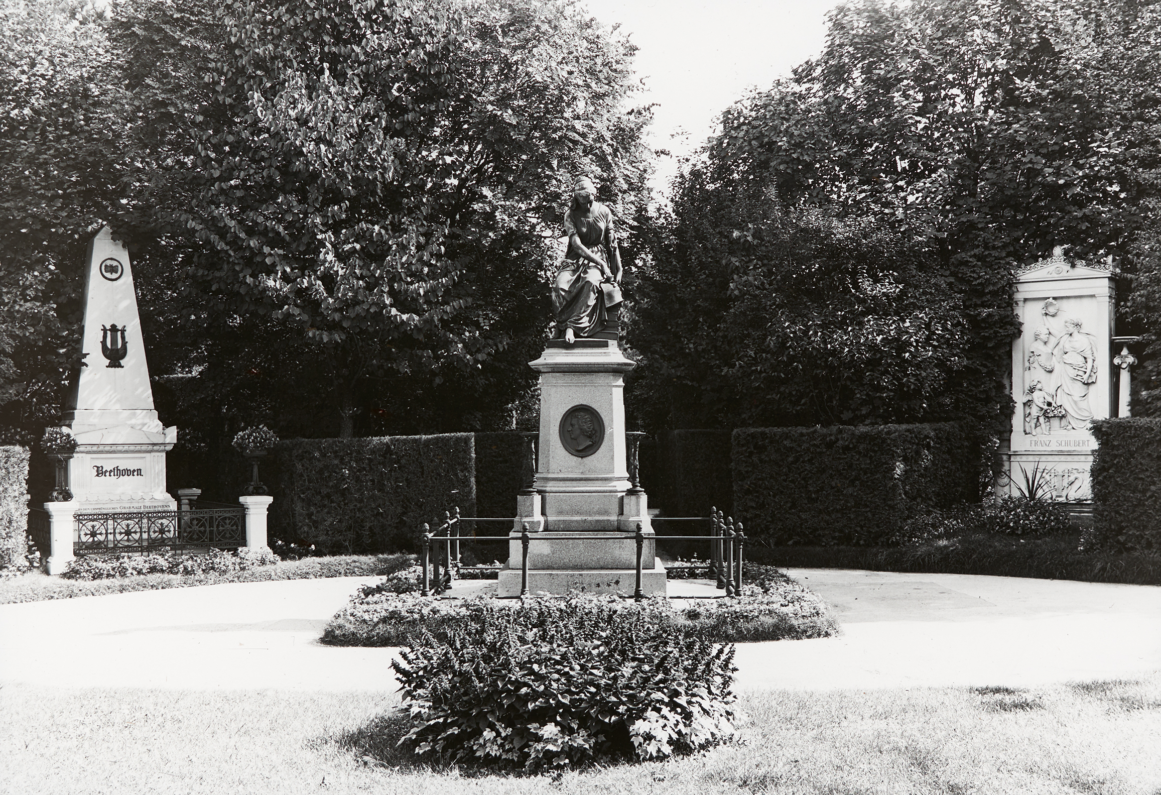 Ehrengräber auf dem Wiener Zentralfriedhof: links der Obelisk für Beethoven, in der Mitte das Mozart-Denkmal, rechts das Grabmal für Schubert