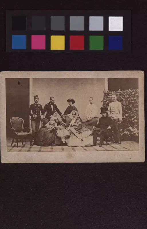 Die kaiserliche Familie auf der Schönbrunner Schlossterrasse, Gruppenfoto von Ludwig Angerer um 1860.