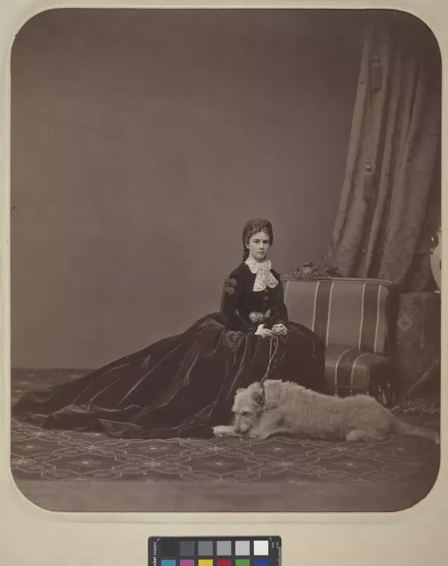 Kaiserin Elisabeth mit ihrem Hund Horseguard, Fotografie von Emil Rabending um 1870.