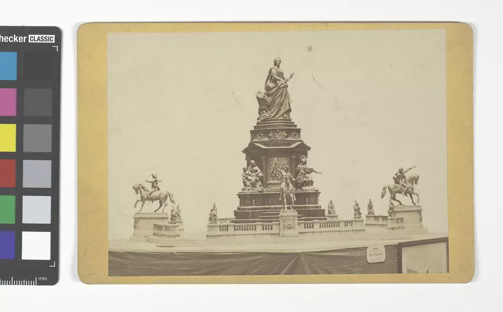 Fotografie 1874: Carl Kundmanns Modell für ein Maria-Theresien-Denkmal, die Kaiserin thronend auf hohem Sockel, Reiter an den Seiten