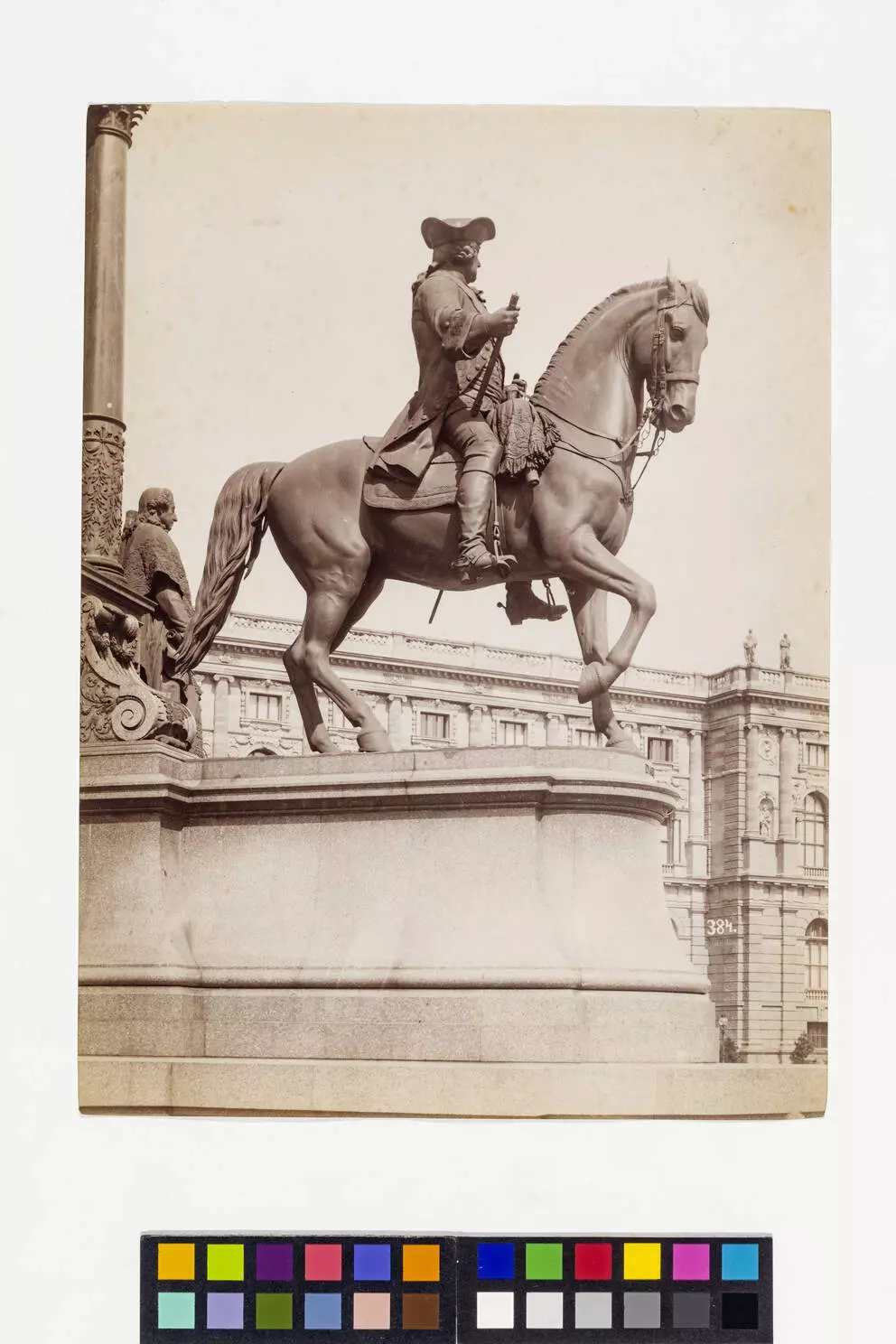Fotografie um 1888: Reiterstandbild eines Feldherrn am Maria-Theresien-Denkmal