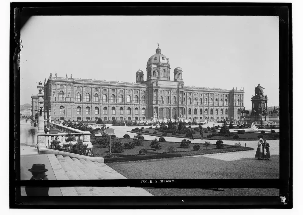 Fotografie: das Kunsthistorische Museum hinter den Gärten des Maria-Theresien-Platzes, rechts das Maria-Theresien-Denkmal