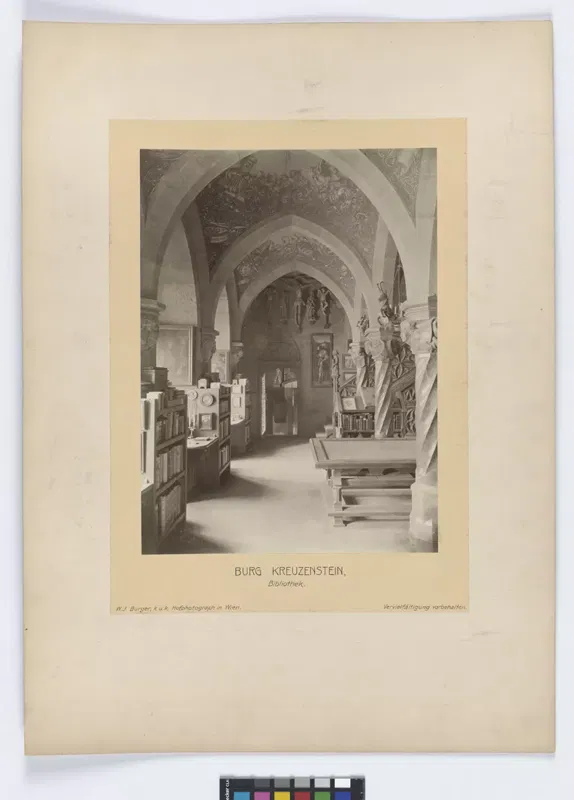 Bibliothek der Burg Kreuzenstein, Innenansicht, Fotografie von Wilhelm J. Burger, 1906.