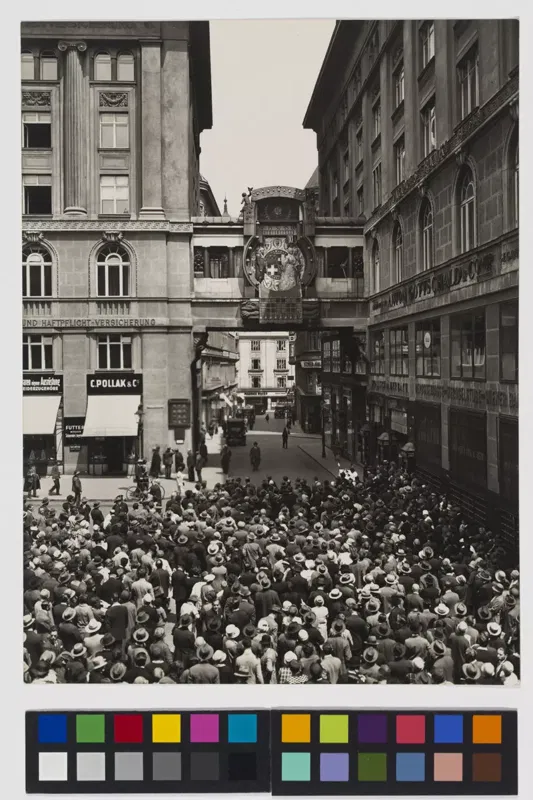 Fotografie von Martin Gerlach jun.: eine dichte Menschenmenge am Hohen Markt vor der Ankeruhr, 1920er-Jahre