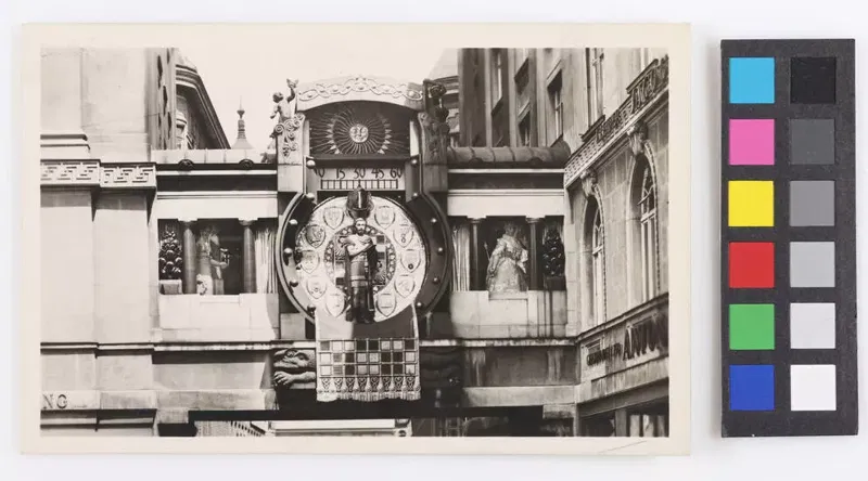 Ansichtskarte um 1925: die Ankeruhr am Hohen Markt mit der Figur Marc Aurels vor dem Zifferblatt