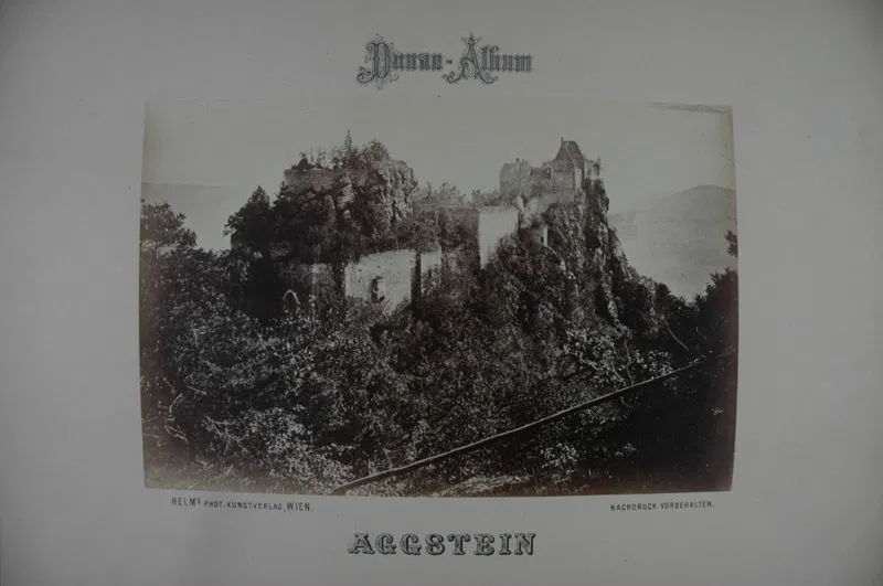 Fotografie von 1868: die Burgruine Aggstein auf ihrem bewaldeten Felsen