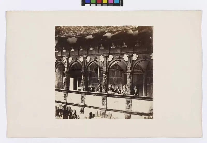 Fotografie um 1860: die Arkaden im Hof der Schallaburg mit reichem Dekor, in den Bögen stehen mehrere Menschen