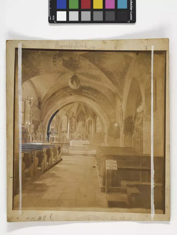 Fotografie um 1900: das Innere der Ruprechtskirche mit Gewölbe, Kirchenbänken links und rechts und hinten durch einen Bogen der Altar