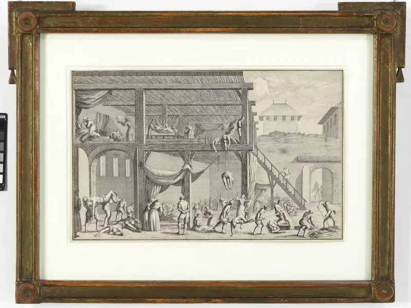Kupferstich nach Lodovico Burnacini, 1679: eine Halle aus Holz mit zwei Ebenen, oben Kranke in Betten, unten Gedränge, Menschen tragen Körper