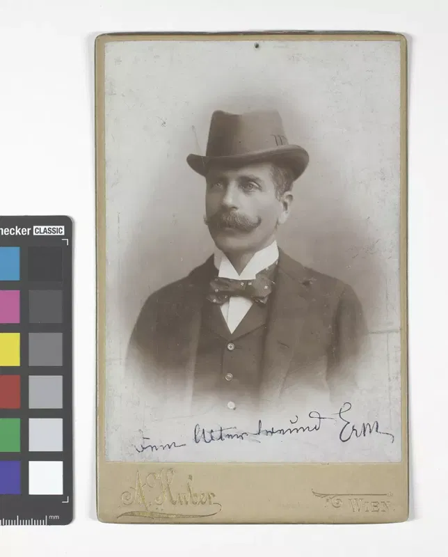 Fotografie um 1895: Ernst Carl Graf Hoyos-Sprinzenstein mit Hut, Schnurrbart und Fliege, unten eine handschriftliche Widmung