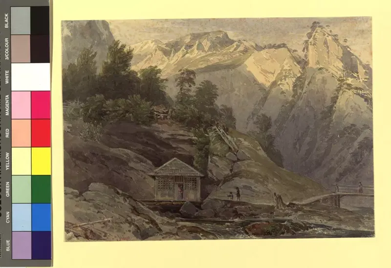 Ein Holzhaus an einer Felsquelle im Höllental, dahinter Berge, davor eine Brücke