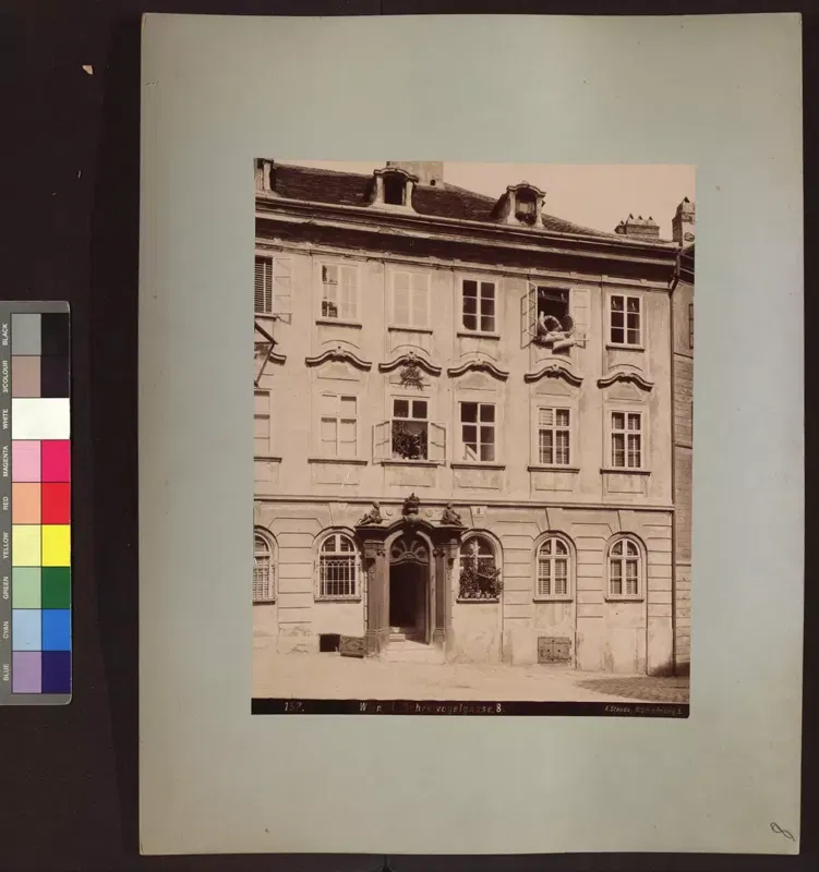 Fotografie um 1898: Barockfassade des Hauses Schreyvogelgasse 8 mit Rundbogenportal und Ornament über dem Eingang