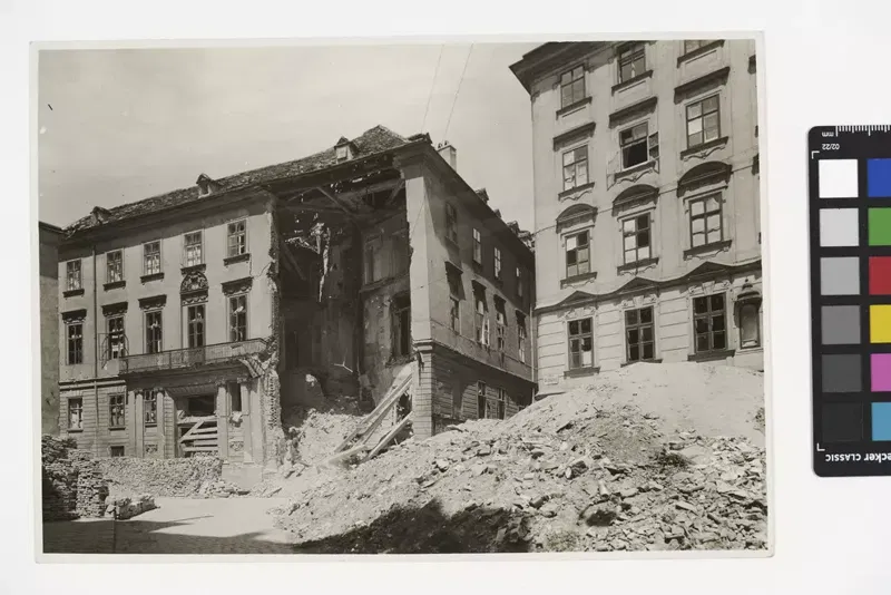Fotografie 1945: das Collaltopalais am Schulhof mit aufgerissenem Mittelteil, davor ein Schuttberg