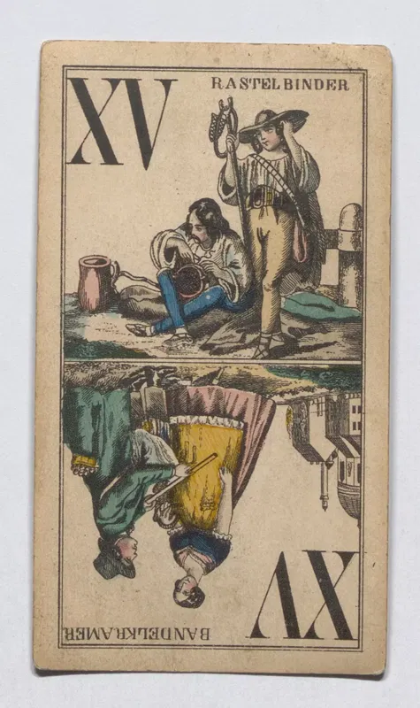 Tarockkarte XV um 1850: oben zwei Rastelbinder bei der Arbeit, unten kopfstehend ein Bandelkramer mit einer Frau an einem Stand