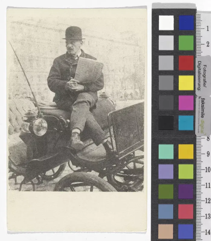 Fotografie um 1908: ein Fiaker mit Melone und Brille sitzt auf dem Kutschbock und hält ein Blatt in den Händen, daneben die Peitsche