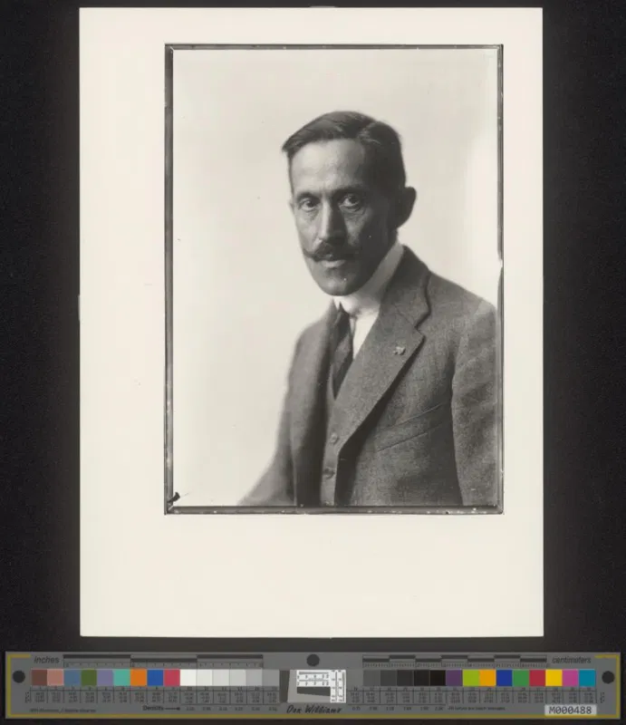 Fotografie um 1910: Brustbild eines Mannes mit Schnurrbart und grau werdendem Haar, im Sakko mit Krawatte und Anstecknadel
